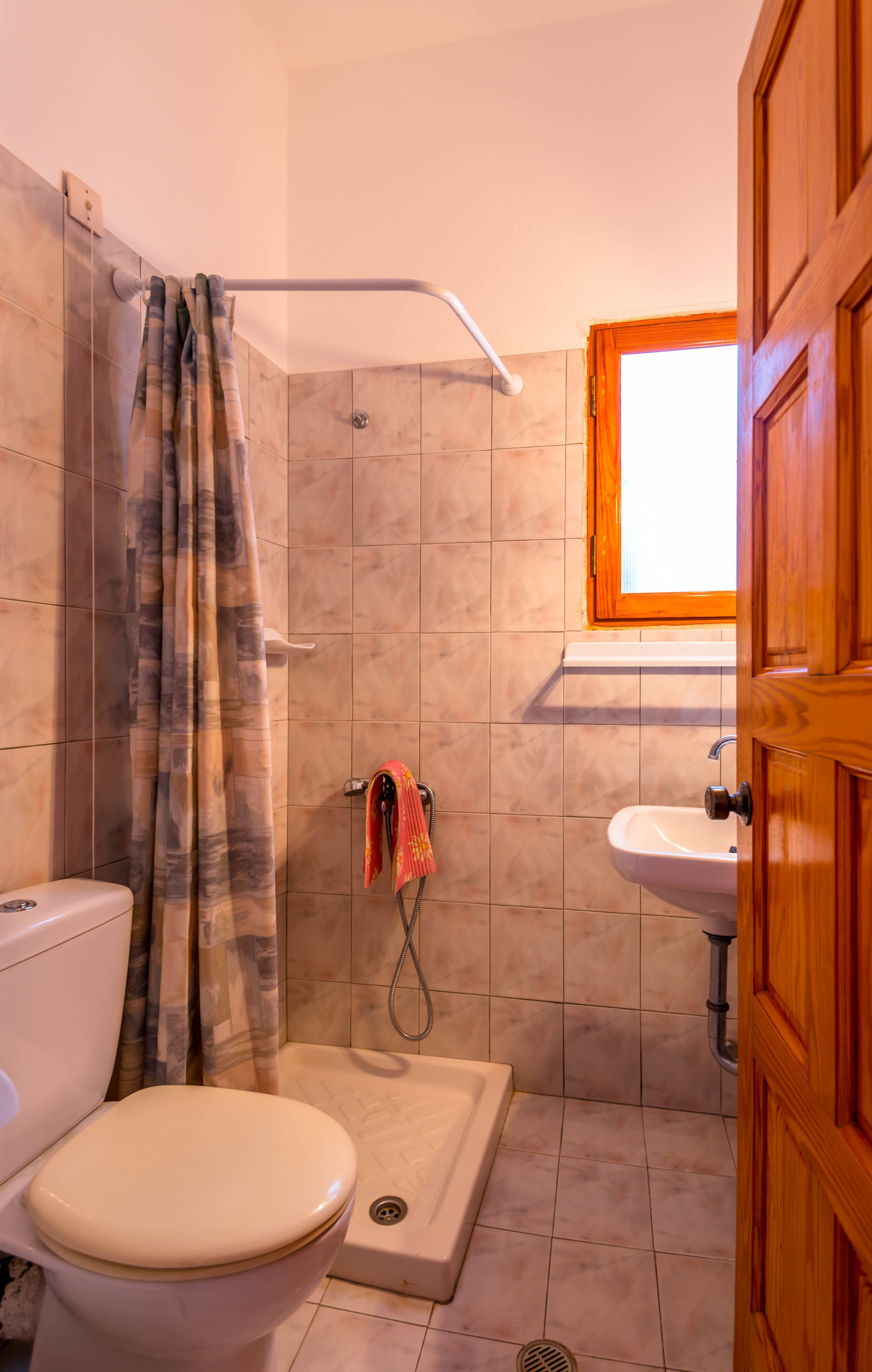 economy single room | bathroom | combined shower/bathtub, towels