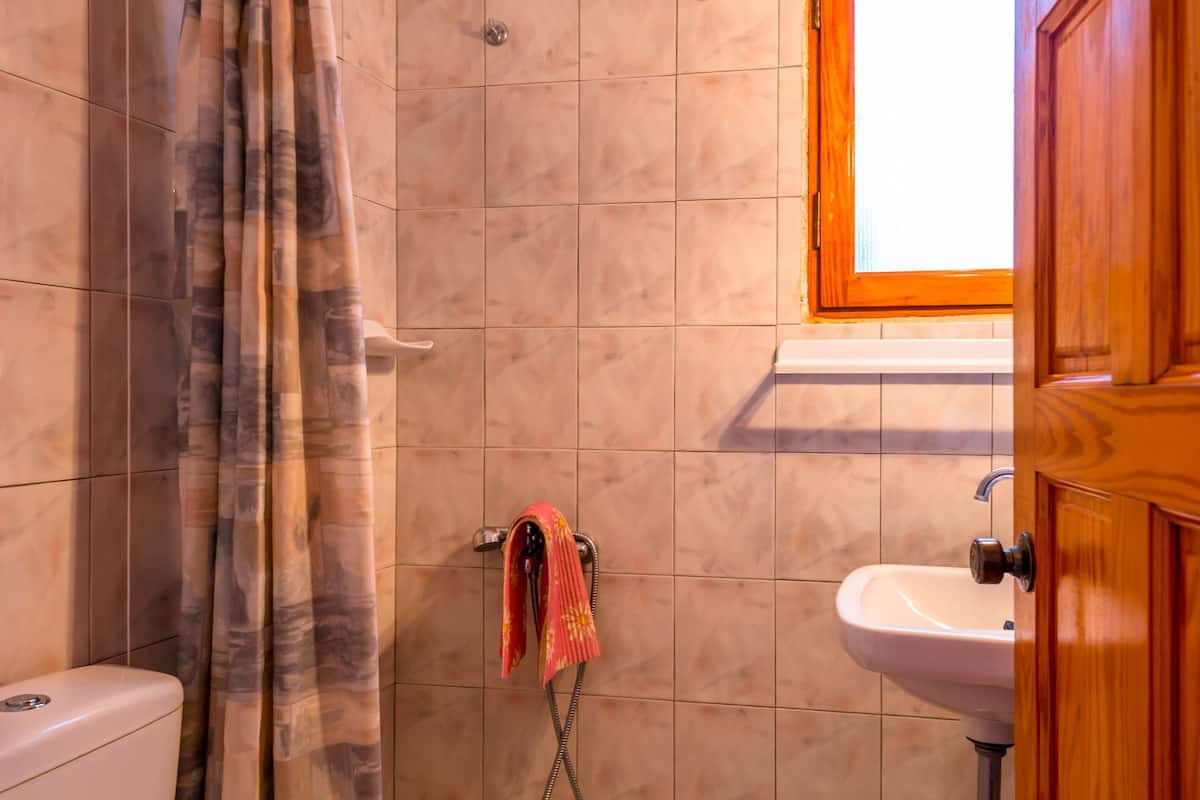 economy single room | bathroom | combined shower/bathtub, towels