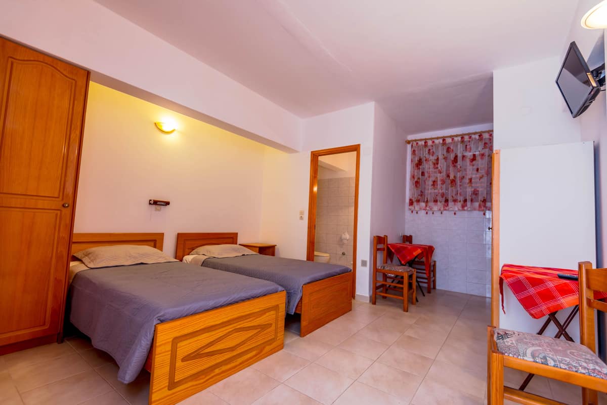 Tabla de planchar con plancha, wifi gratis y ropa de cama