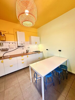 Shared fridge, microwave - Barbieri Sol Hostel (Madrid)