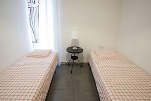 Twin Room, Shared Bathroom | Free WiFi - Barbieri Sol Hostel (Madrid)