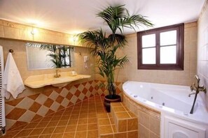Villa, 3 soverom | Bad | Dype avslapningsbadekar, toalettartikler (inkludert) og hårføner
