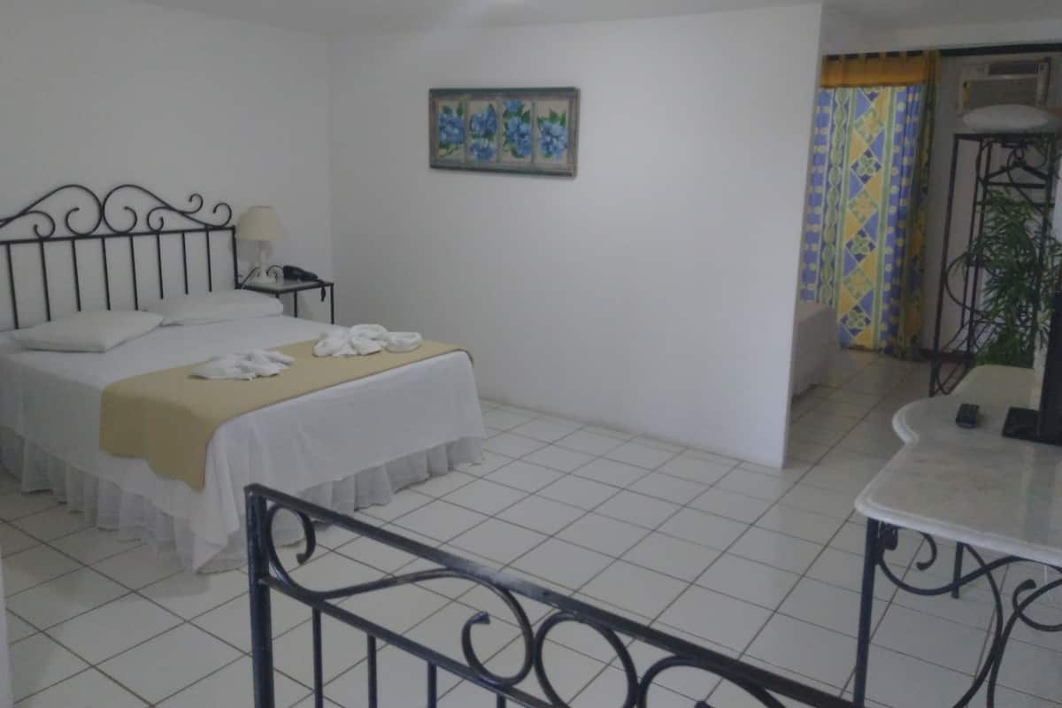 Minibar, odada kasa, ücretsiz kablosuz İnternet, çarşaf takımı