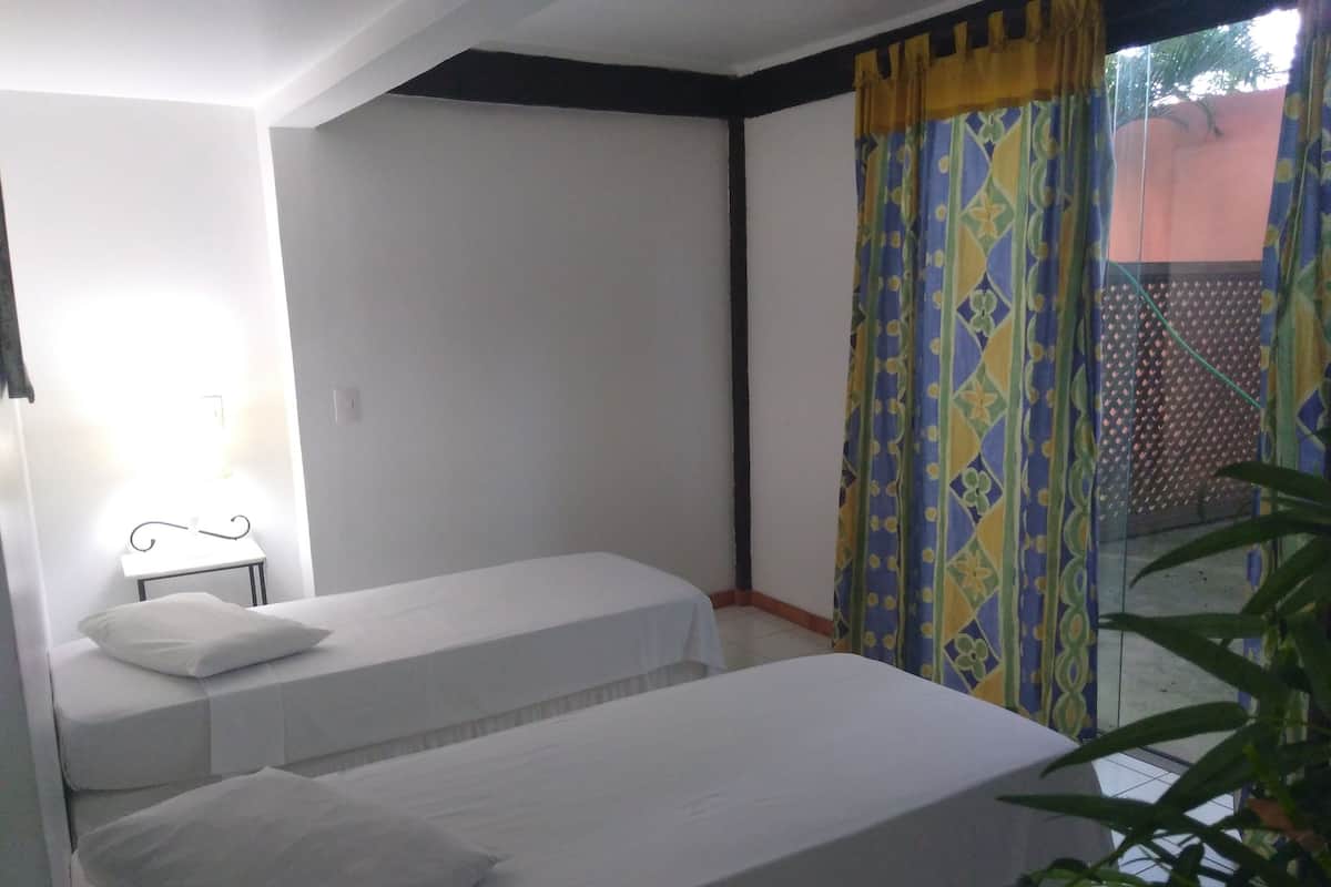 Minibar, odada kasa, ücretsiz kablosuz İnternet, çarşaf takımı