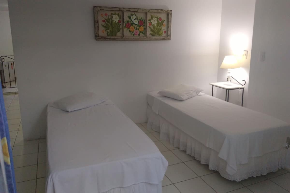 Minibar, odada kasa, ücretsiz kablosuz İnternet, çarşaf takımı