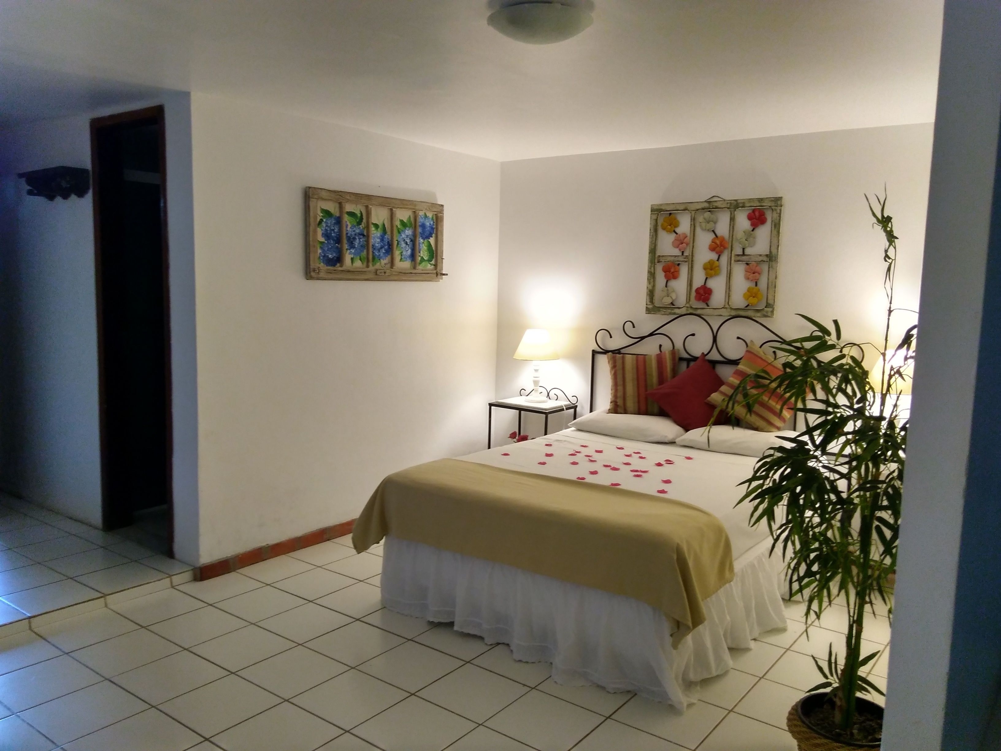 standard room | minibar, in-room safe, free wifi, bed sheets