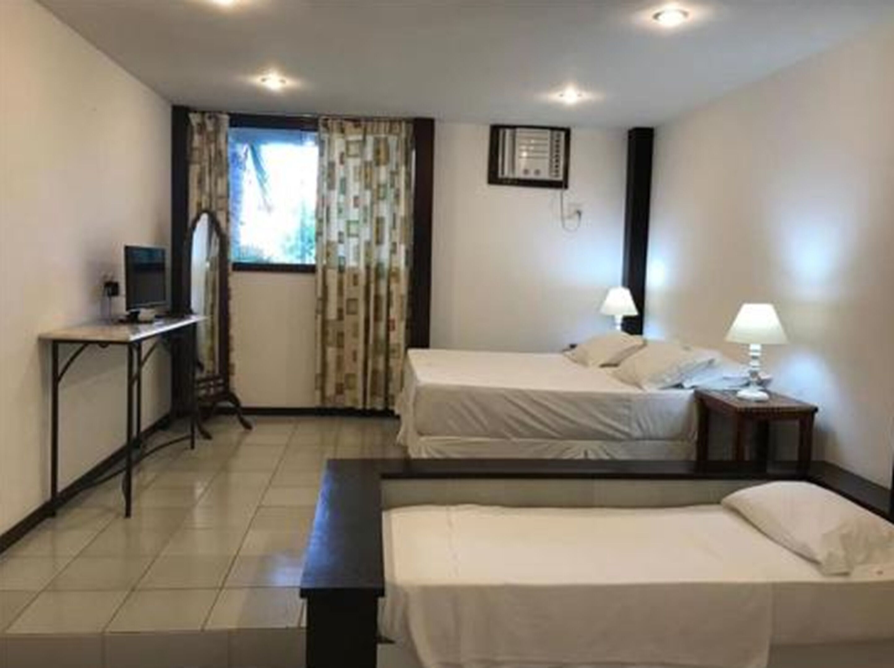 Minibaari, tallelokero huoneessa, ilmainen Wi-Fi, vuodevaatteet