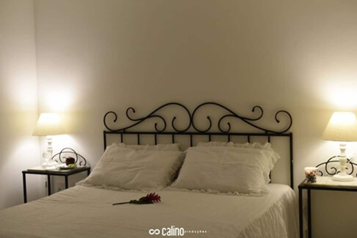 Minibar, odada kasa, ücretsiz kablosuz İnternet, çarşaf takımı