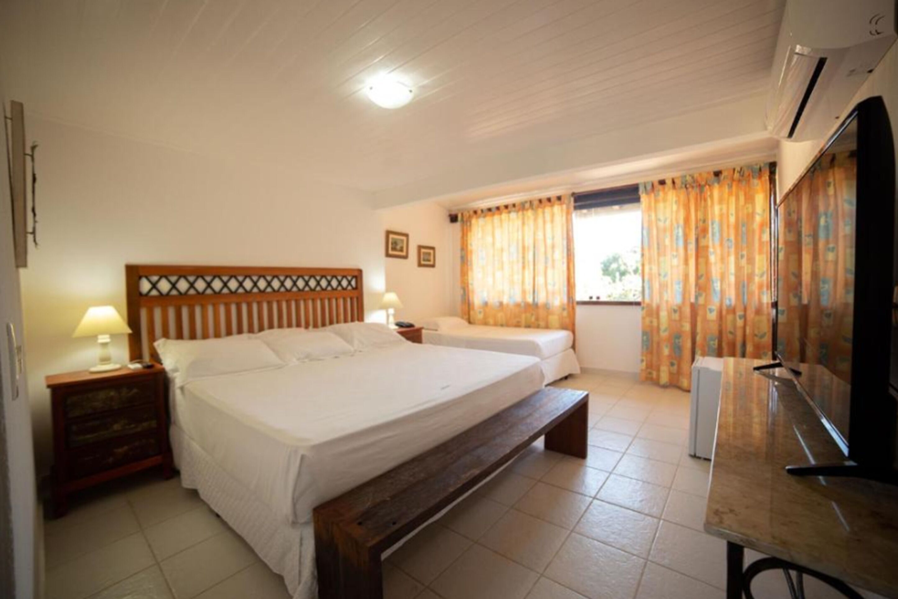 Minibaari, tallelokero huoneessa, ilmainen Wi-Fi, vuodevaatteet