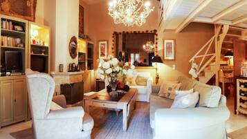 Superior-huvila, näköala puutarhaan | Olohuone | Televisio