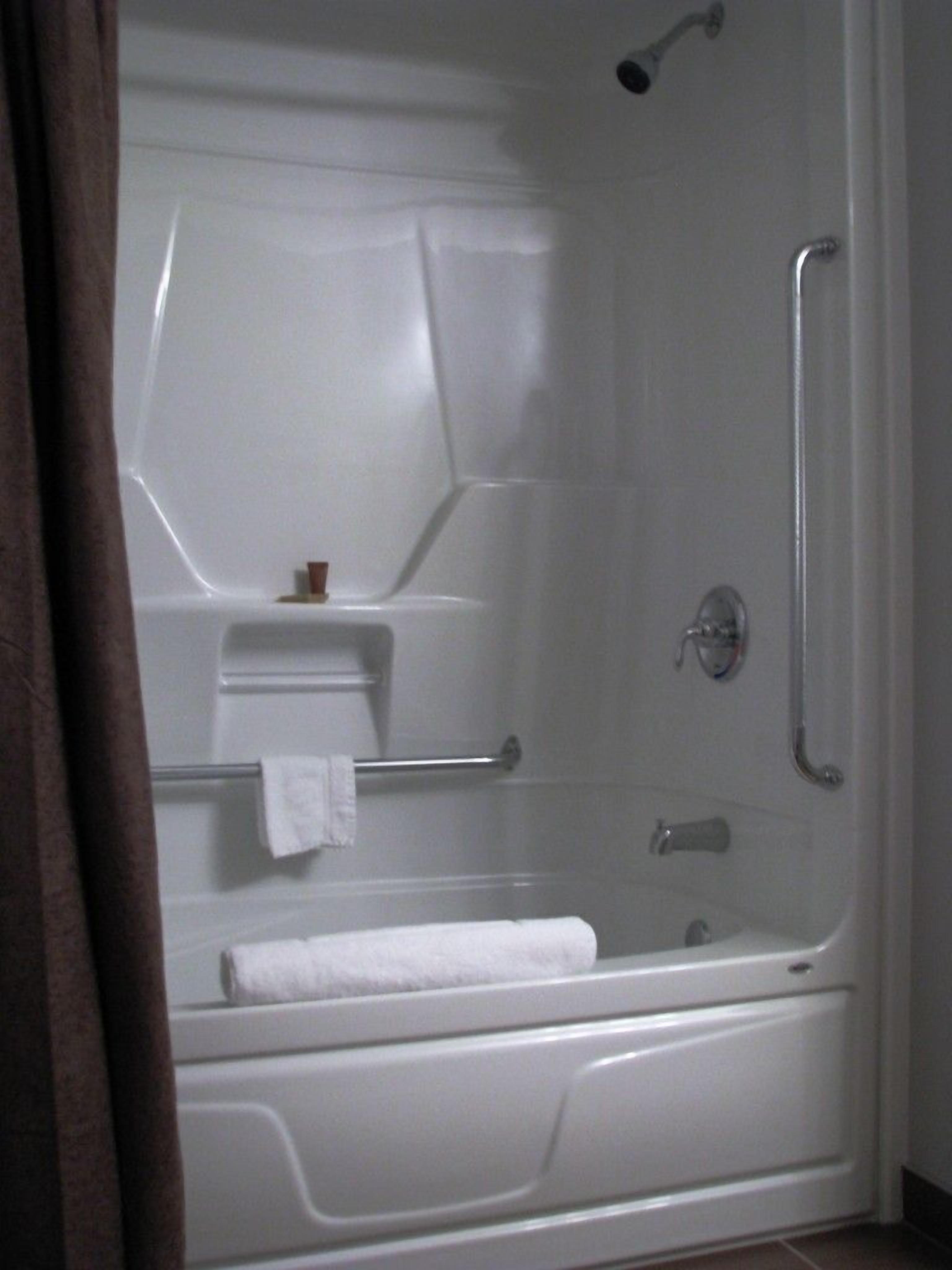 Deep soaking bathtub
