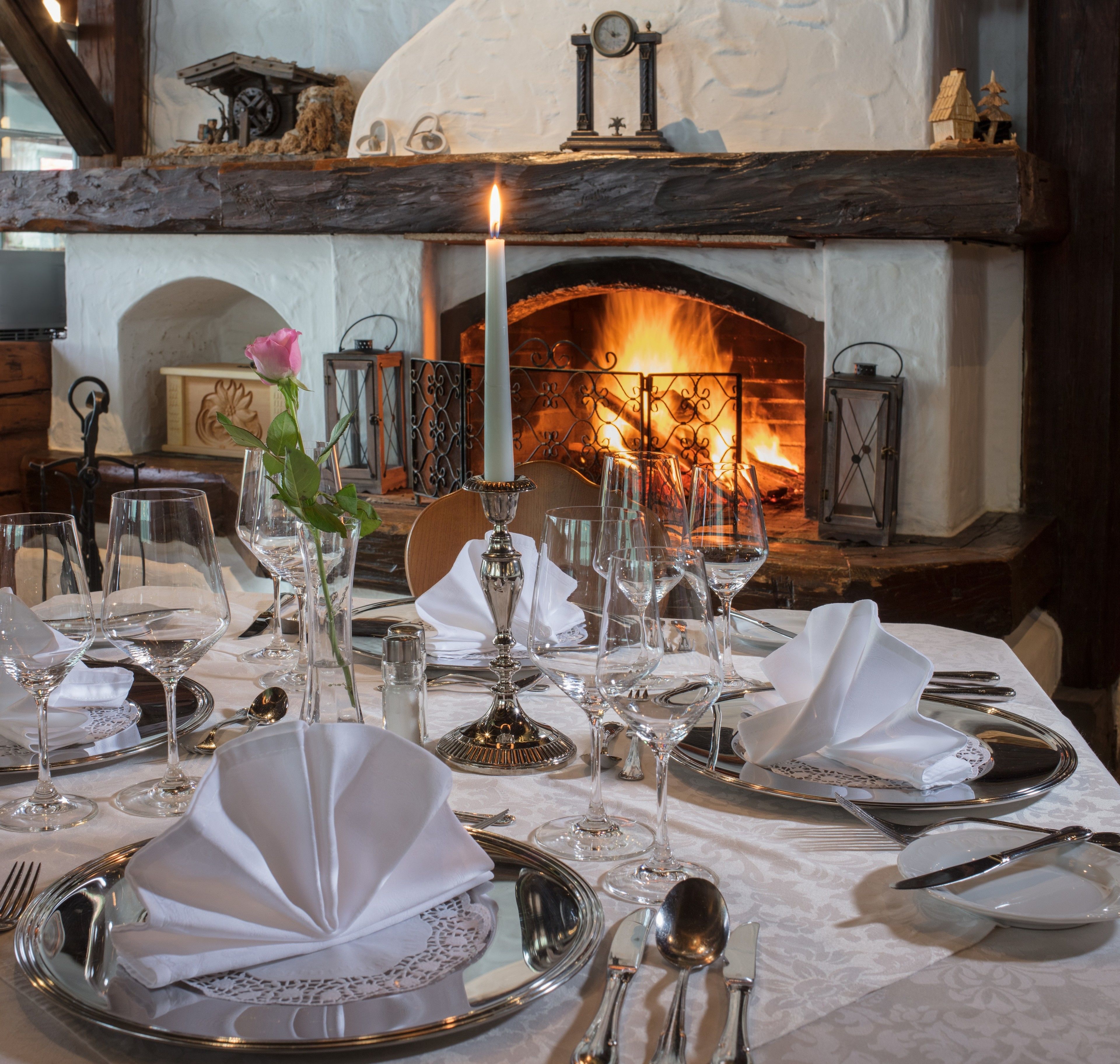 Une salle à manger aménagée de façon élégante, avec une cheminée en arrière-plan.