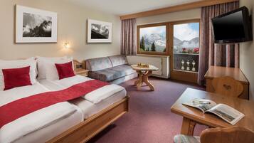 Superior-Doppelzimmer, Balkon | Wohnbereich | 42-Zoll-Flachbildfernseher mit Satellitenempfang, Fernseher