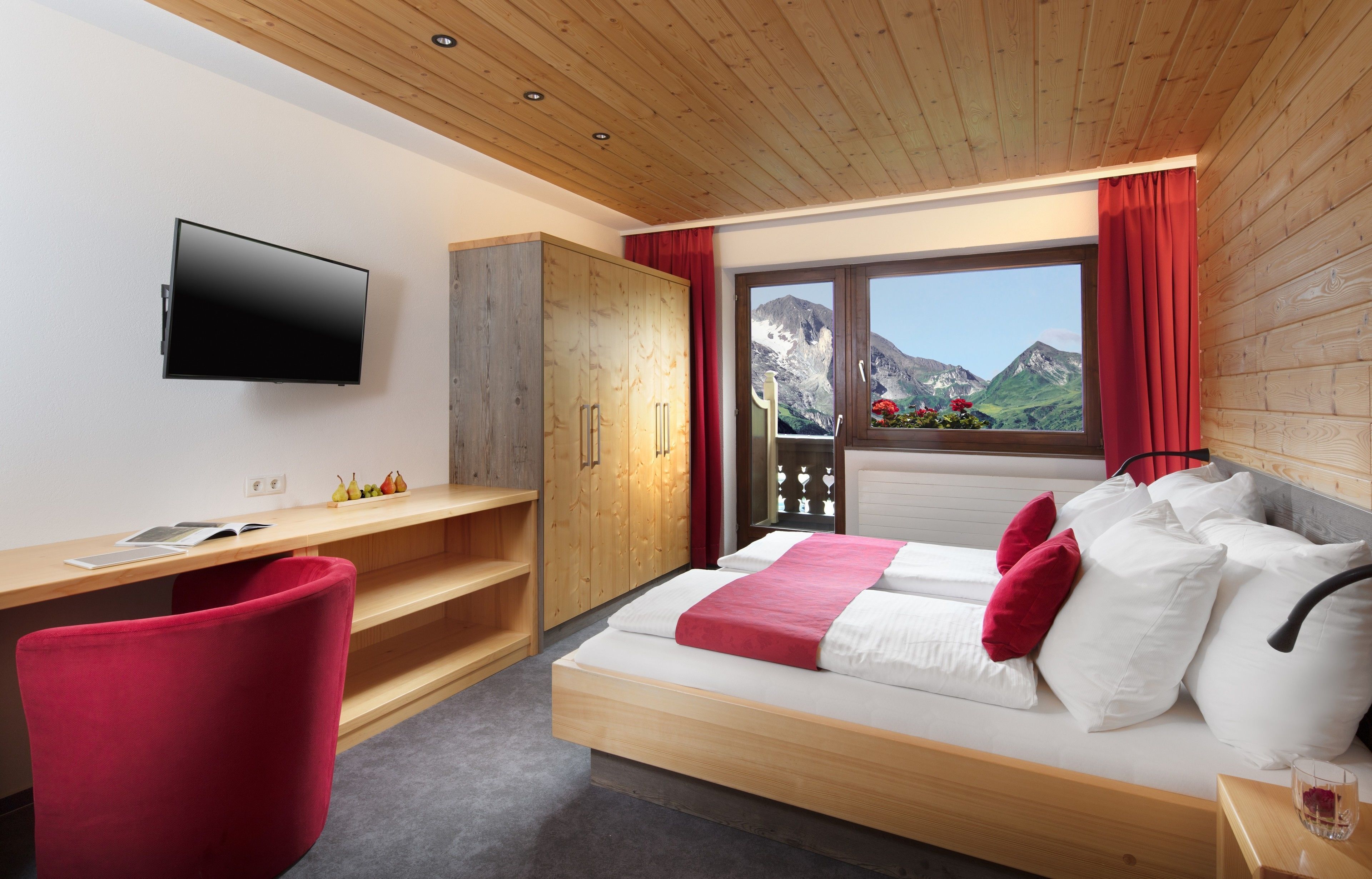 Hypo-allergenic bedding, in-room safe, desk, laptop workspace