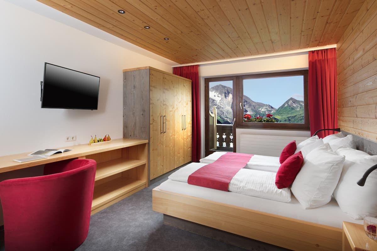 Hypo-allergenic bedding, in-room safe, desk, laptop workspace