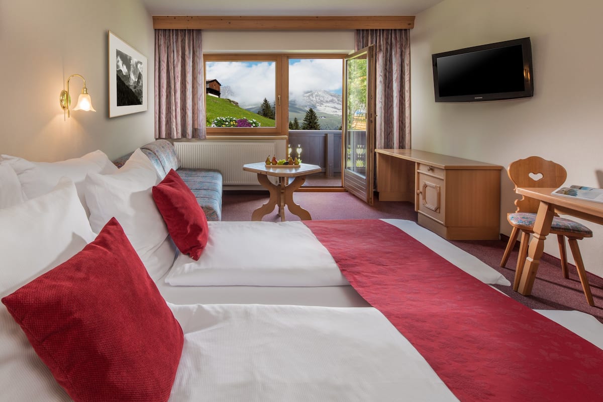 superior double room, balcony | 1 bedroom, hypo-allergenic bedding, in-room safe, desk