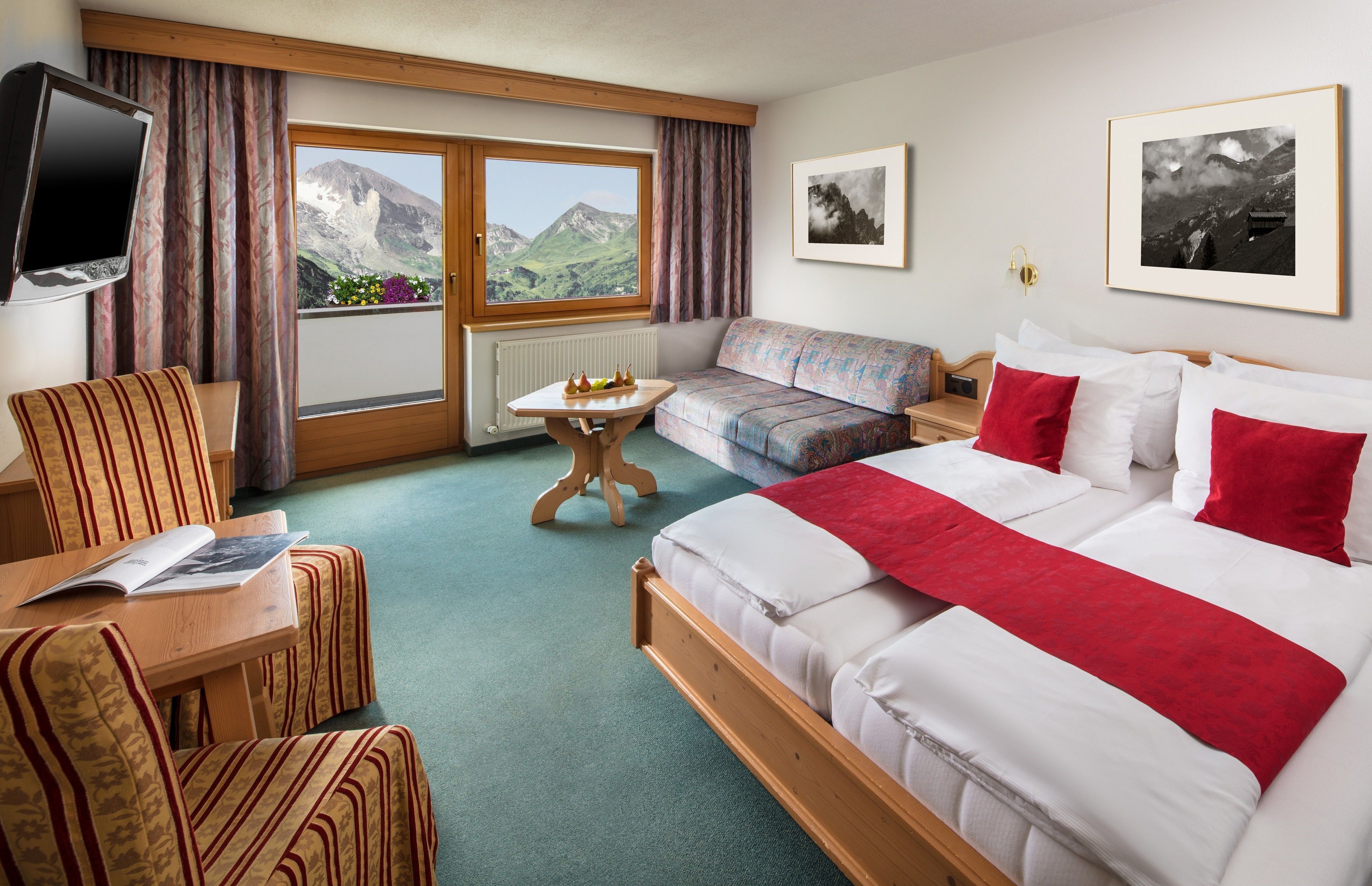 Hypo-allergenic bedding, in-room safe, desk, laptop workspace