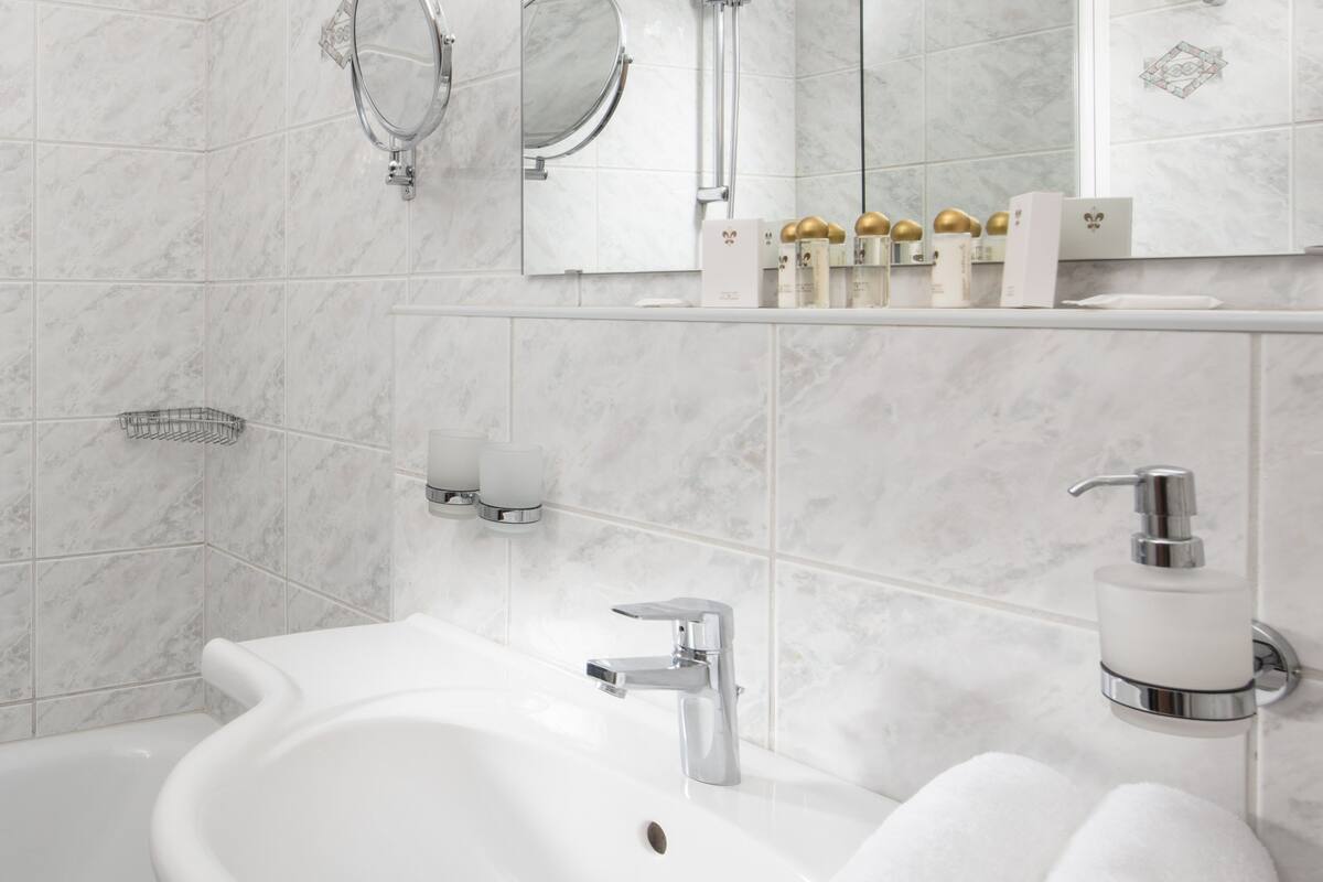 superior double room, balcony | bathroom | free toiletries, hair dryer, bathrobes, slippers