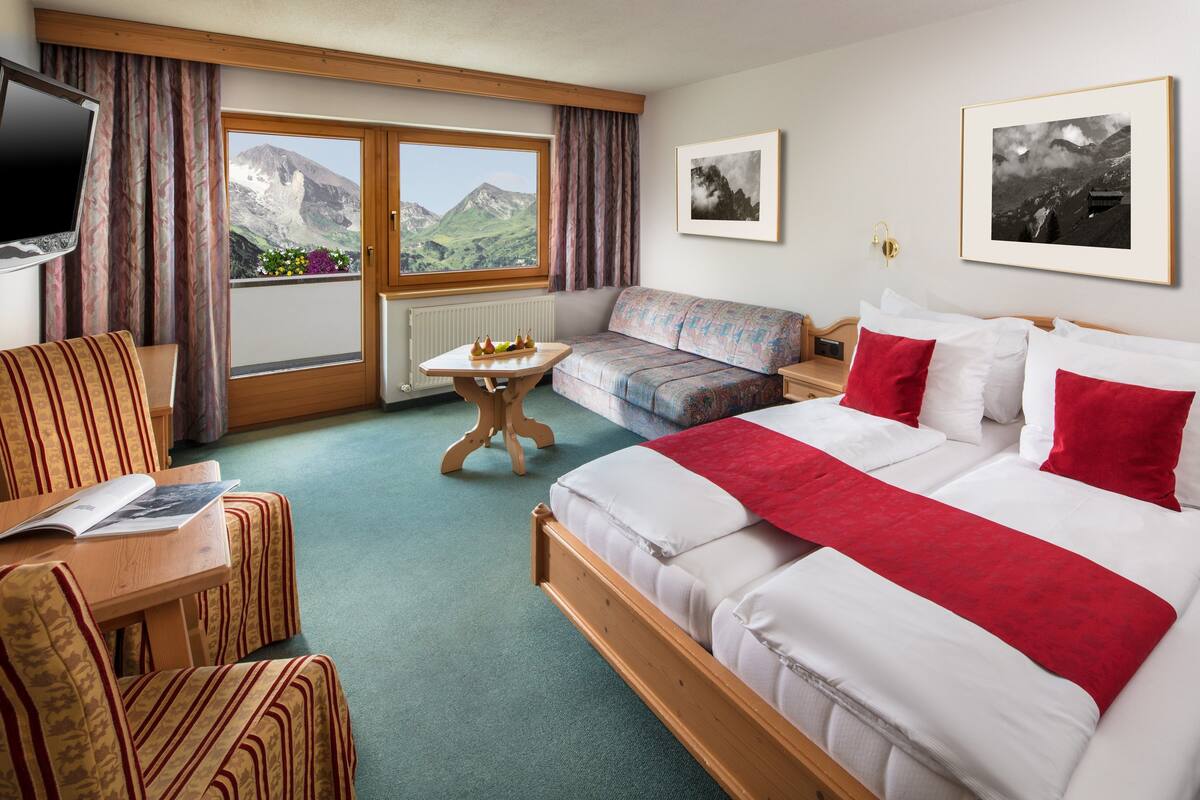Superior Double Room, Balcony | Hypo-allergenic bedding available, in-room safe, desk, laptop workspace