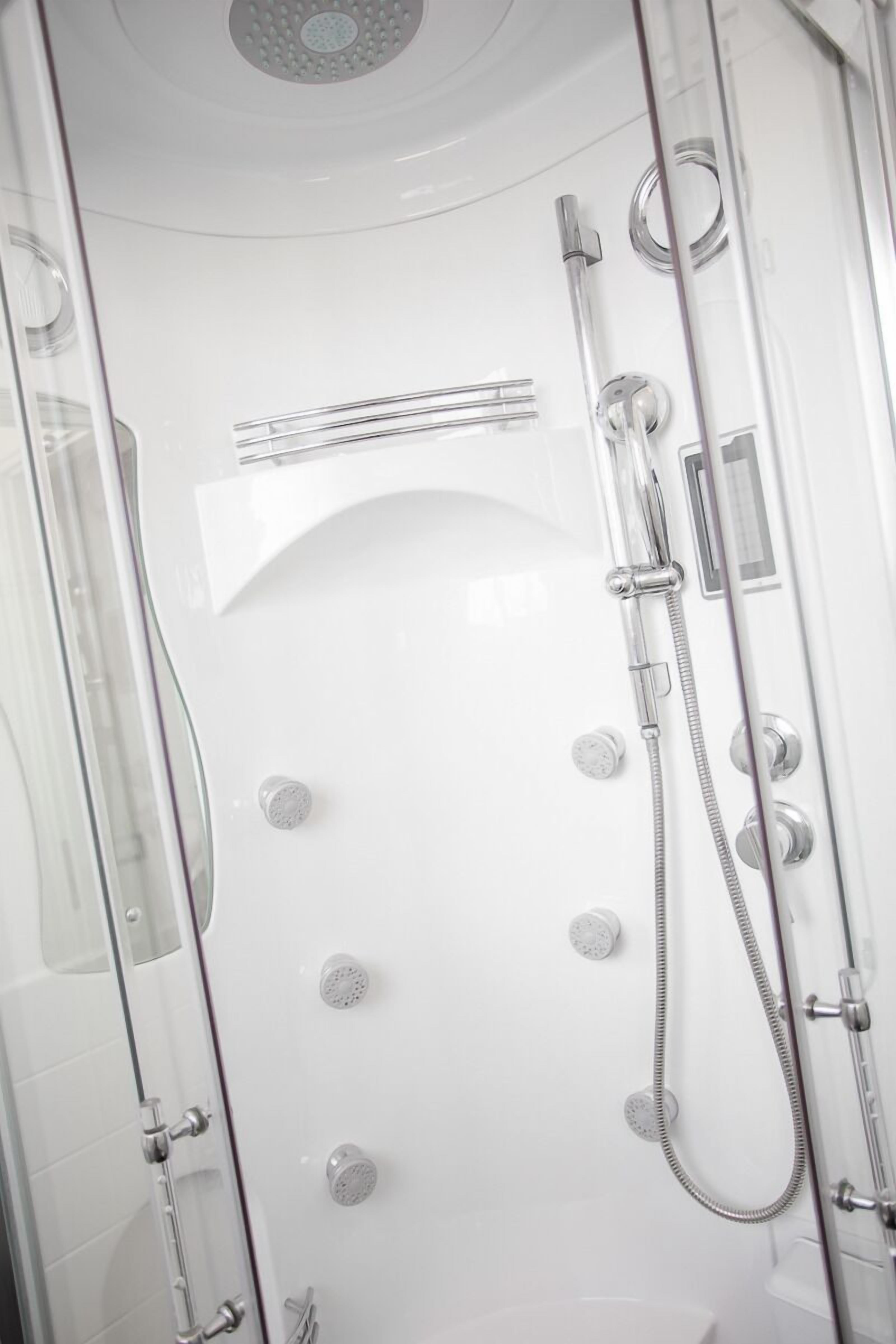 rainfall showerhead, free toiletries, hair dryer, towels