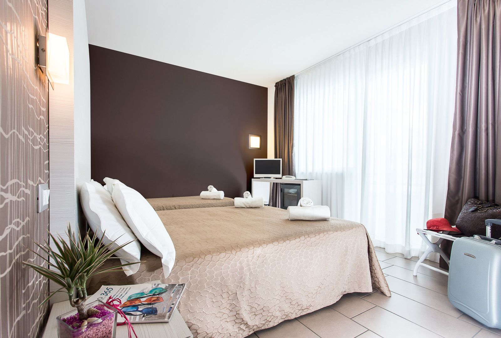 triple room | in-room safe, individually decorated, individually furnished, desk