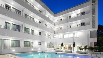 Outdoor pool, pool loungers