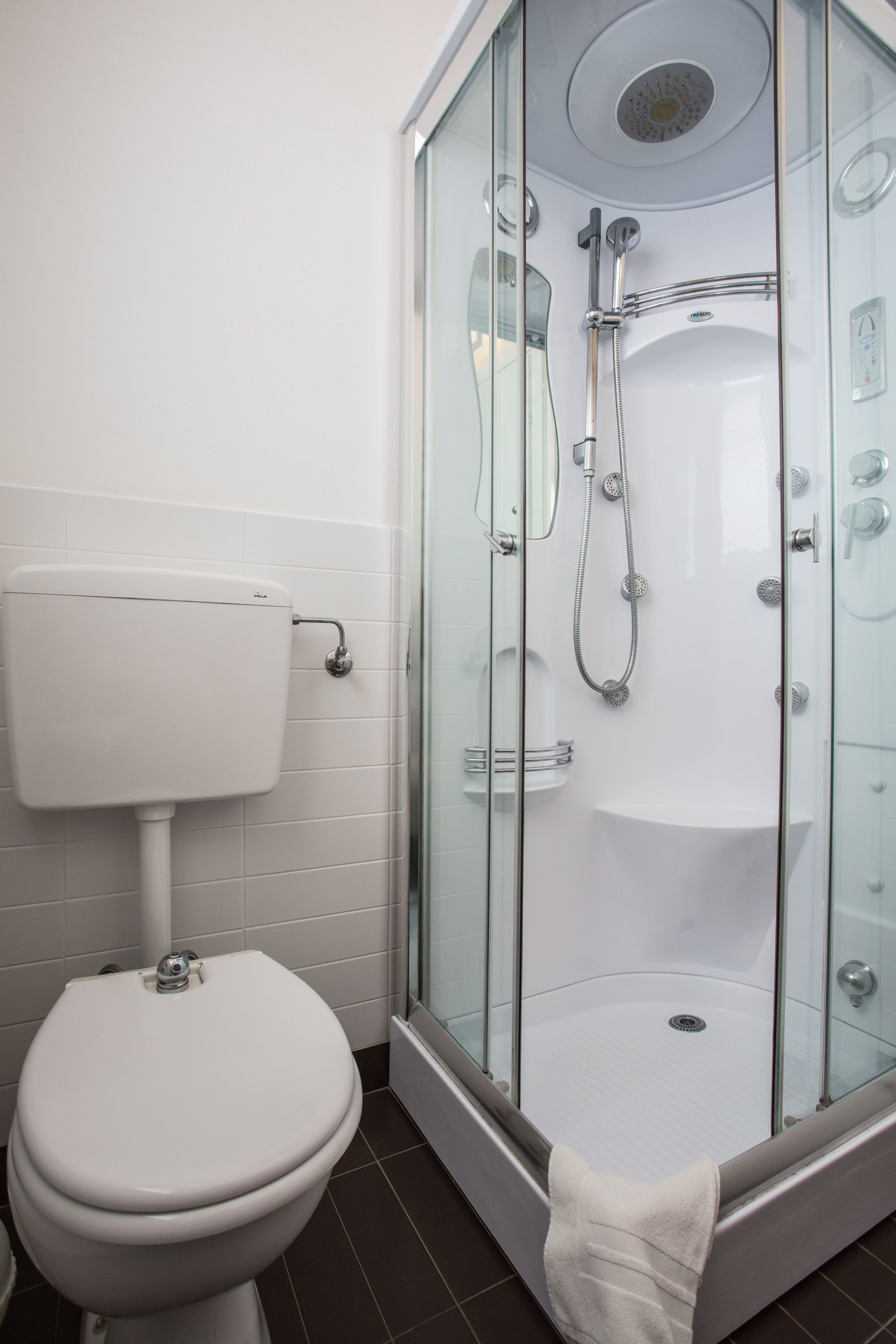 rainfall showerhead, free toiletries, hair dryer, towels