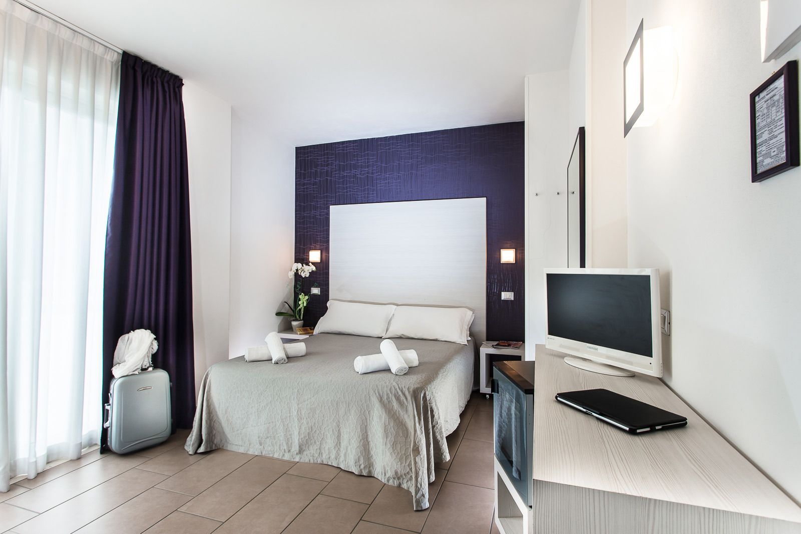 double room | in-room safe, individually decorated, individually furnished, desk