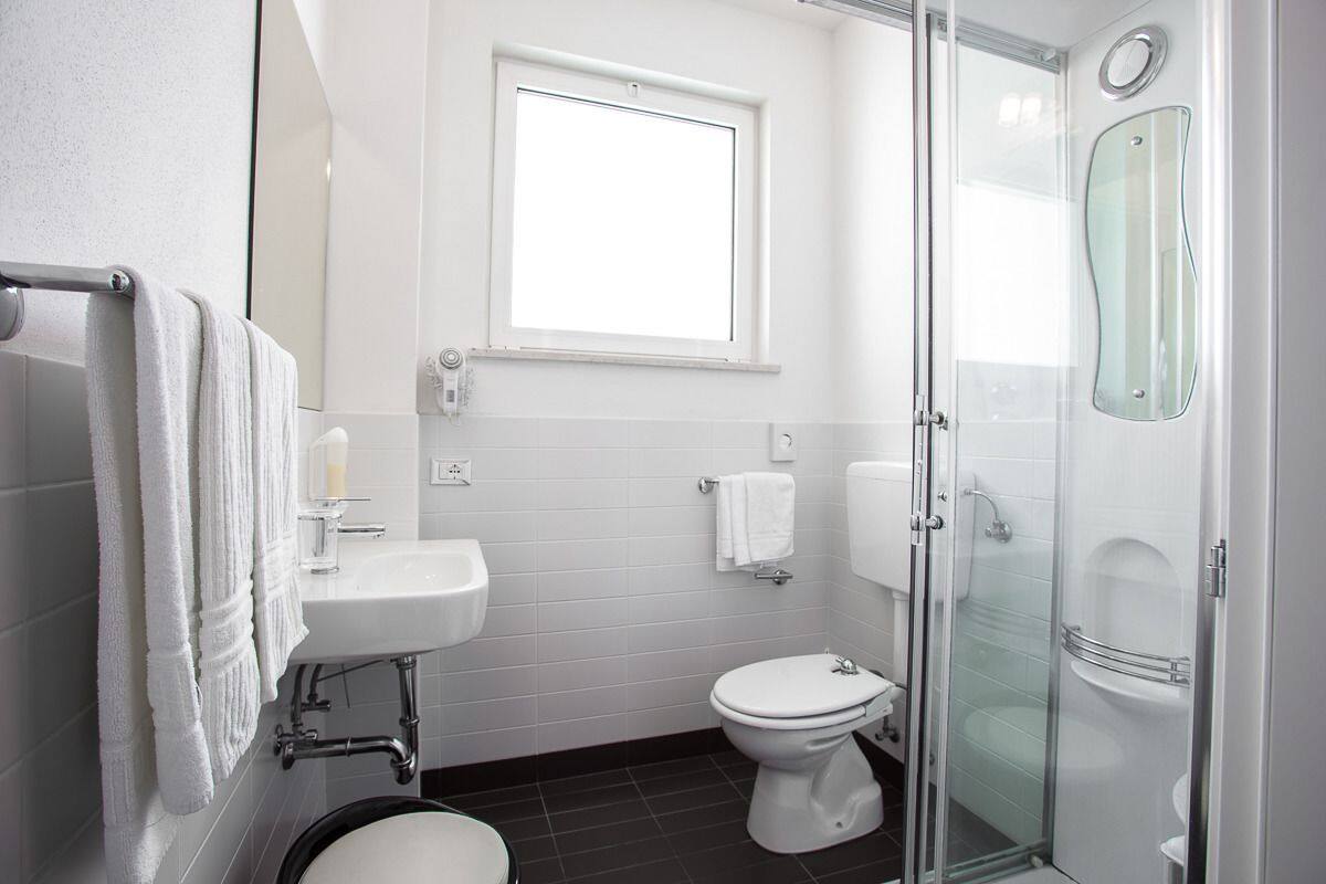 rainfall showerhead, free toiletries, hair dryer, towels