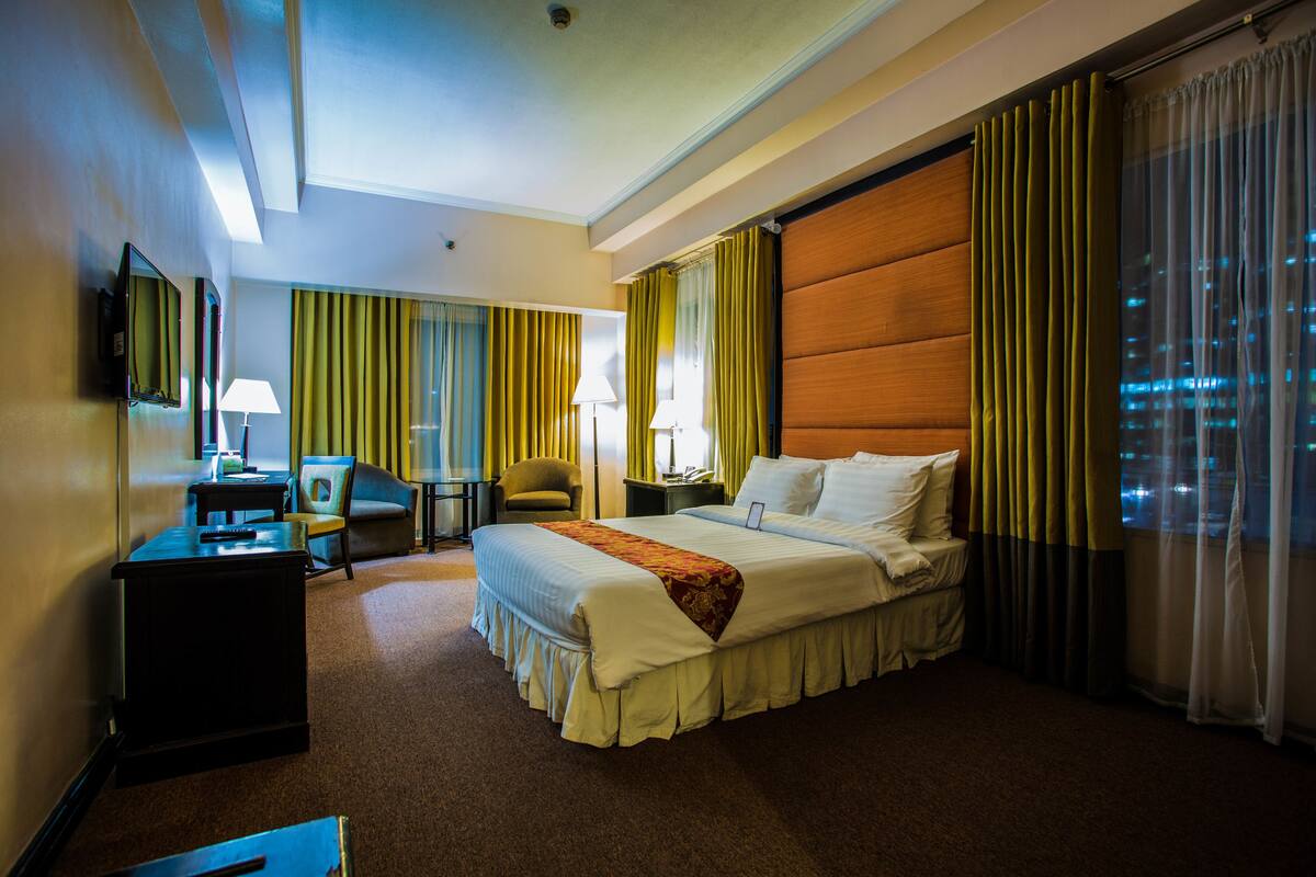 Standard Room, 1 Queen Bed | Memory foam beds, minibar, in-room safe, desk