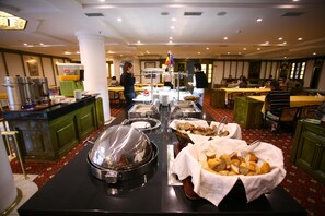 2 restaurants; breakfast, lunch, dinner, and brunch served - Istanbul Royal Hotel (Istanbul)