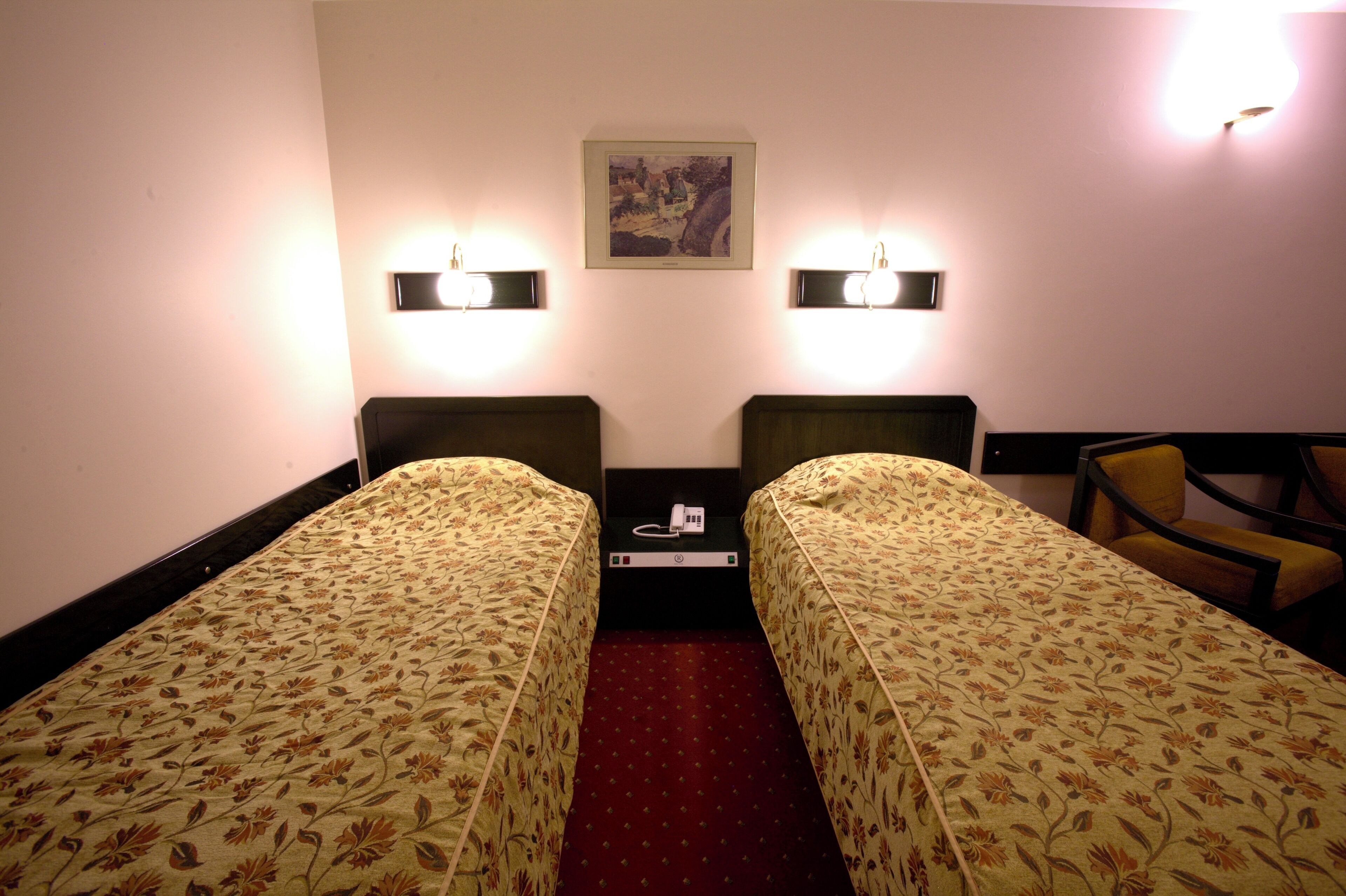 Lit avec matelas à plateau-coussin, minibar, coffre-fort