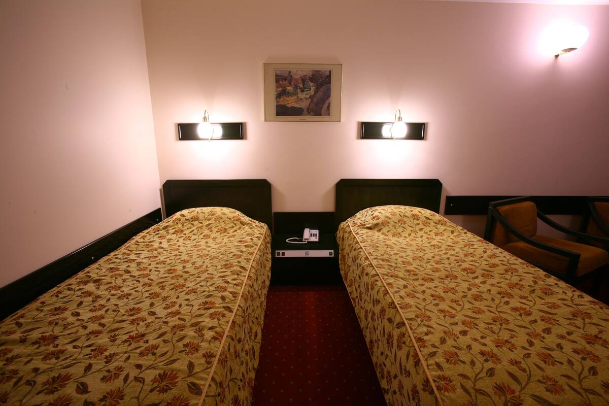 Camas con pillow-top, minibar y caja de seguridad en la habitación 