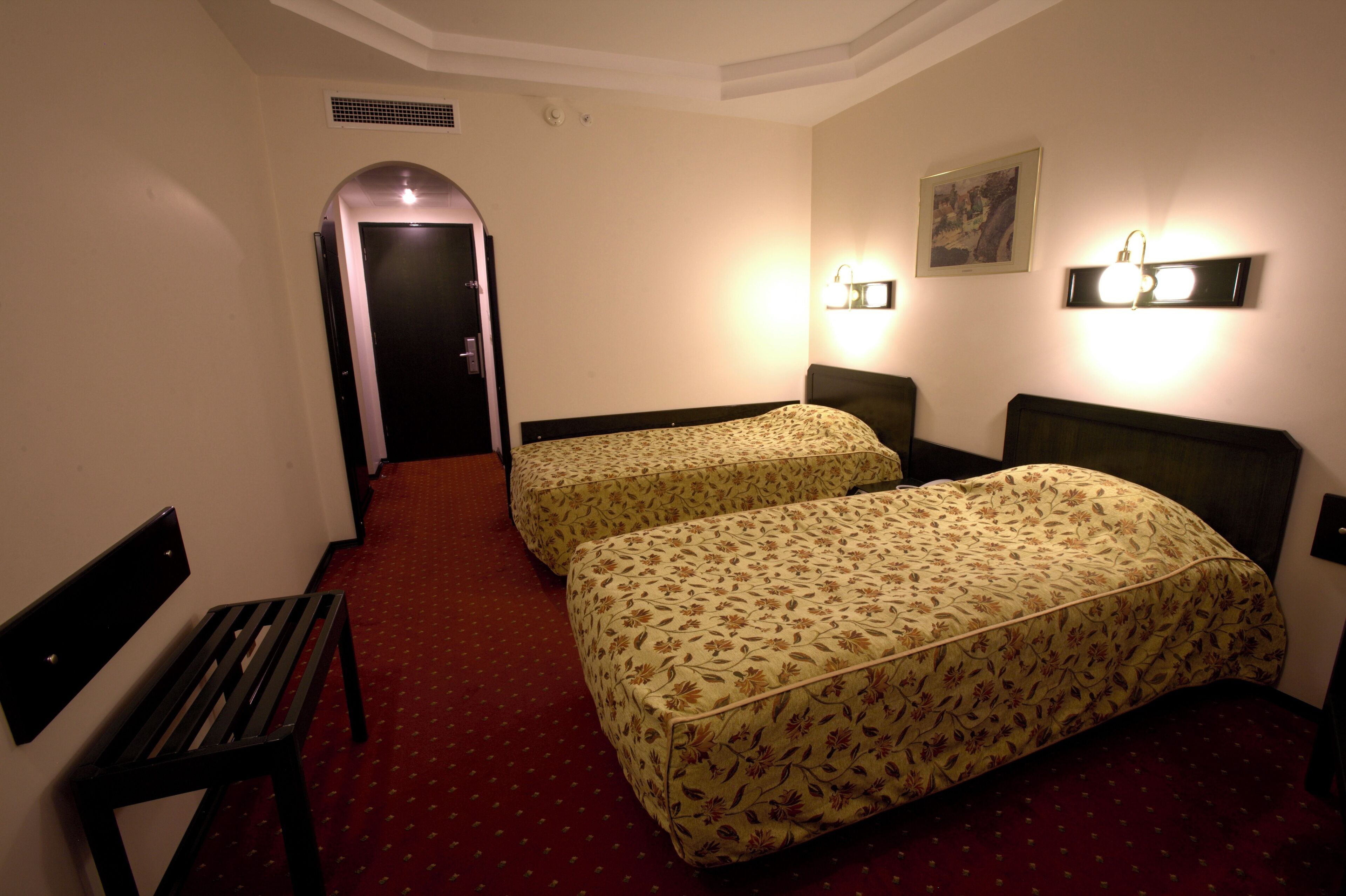 Lit avec matelas à plateau-coussin, minibar, coffre-fort