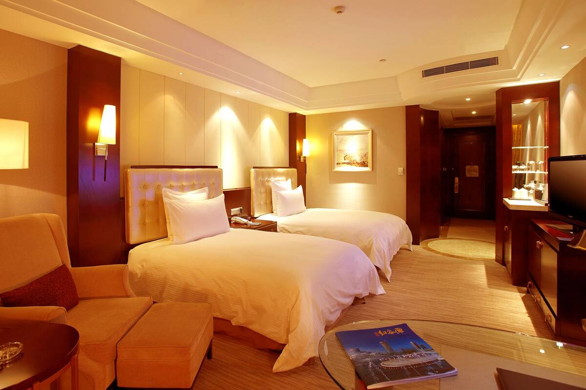 Deluxe Twin Room with Garden View | Minibar, in-room safe, desk, blackout drapes