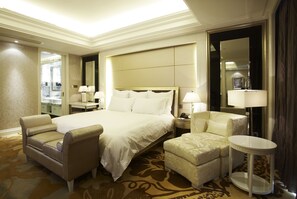 Minibar, in-room safe, desk, blackout drapes - Qianhu State Guest House (Nanchang)