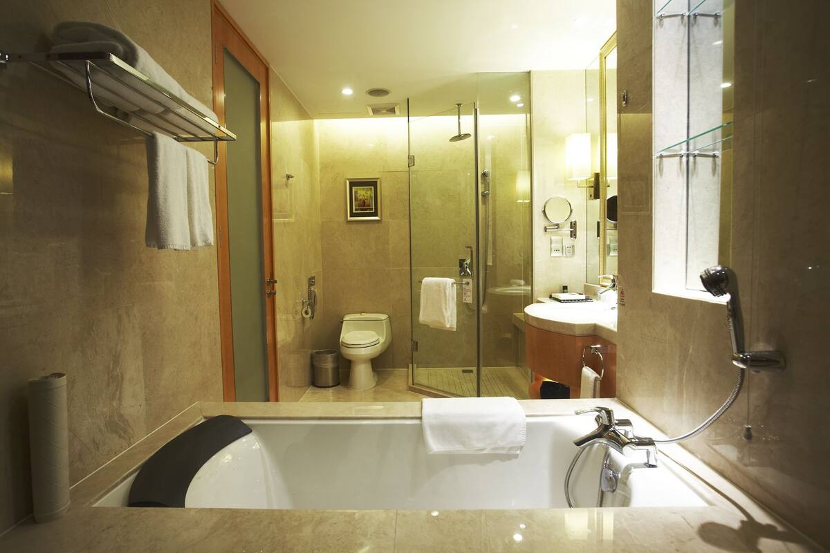 Deluxe King Room with Garden View | Bathroom | Separate tub and shower, free toiletries, hair dryer, slippers