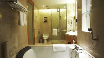 Deluxe King Room with Garden View | Bathroom | Separate tub and shower, free toiletries, hair dryer, slippers