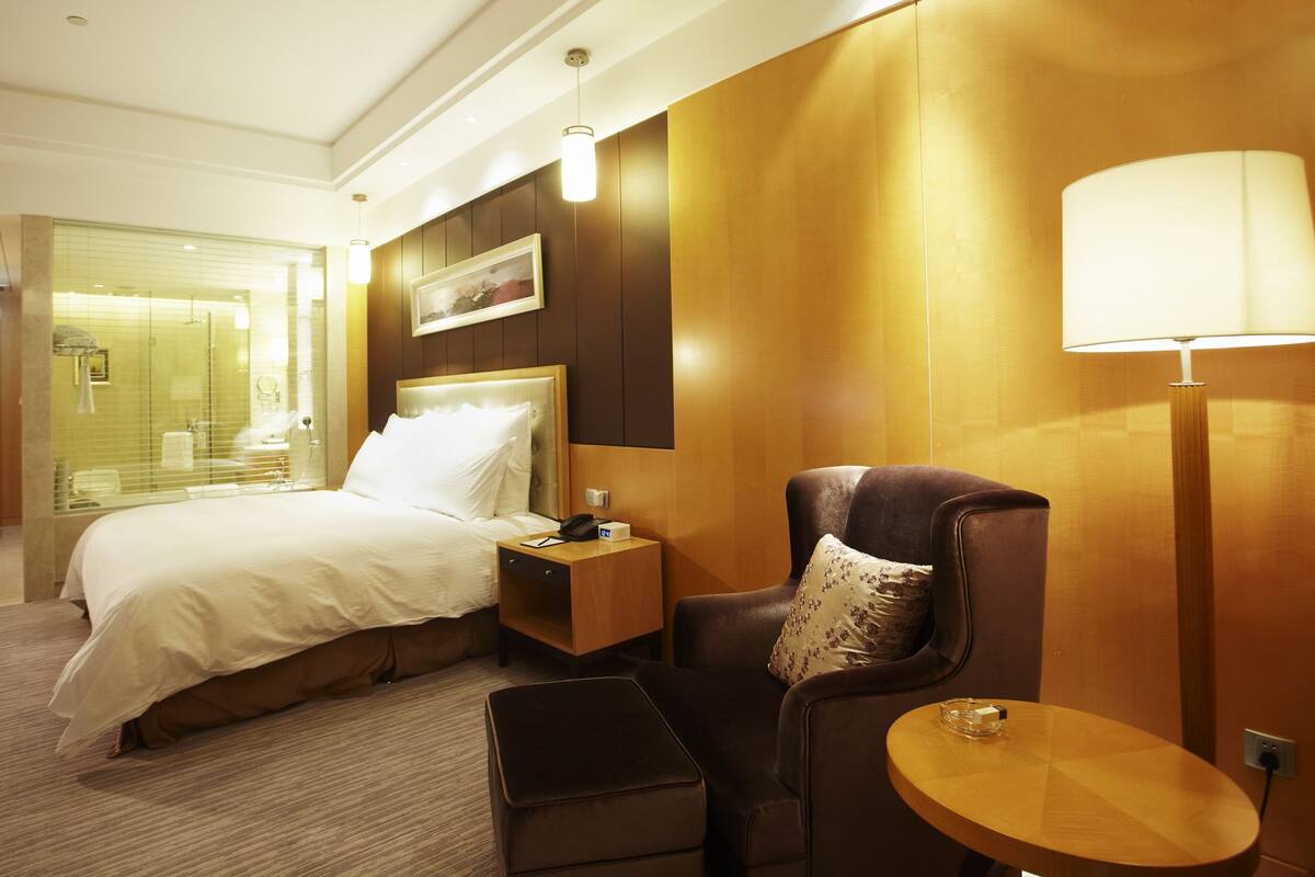 Deluxe King Room with Lake View | Minibar, in-room safe, desk, blackout drapes