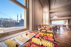 بوفيه فطور يوميًا مقابل رسوم