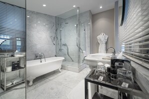 Penthouse Bosphorus Suite | ห้องน้ำ | ของใช้ในห้องน้ำระดับพรีเมียม, ไดร์เป่าผม, เสื้อคลุมอาบน้ำ