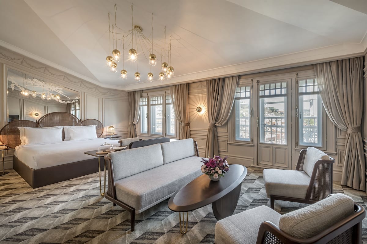 Romantic Penthouse Suite | 1 bedroom, minibar, in-room safe, iron/ironing board
