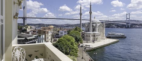 Un balcón con vista a un puente, una mezquita y un río.