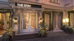 Een hotelentree met een bord waarop 
