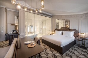 Romantic Penthouse Suite | Minibar, safe på rommet, strykejern/-brett og wi-fi (inkludert)
