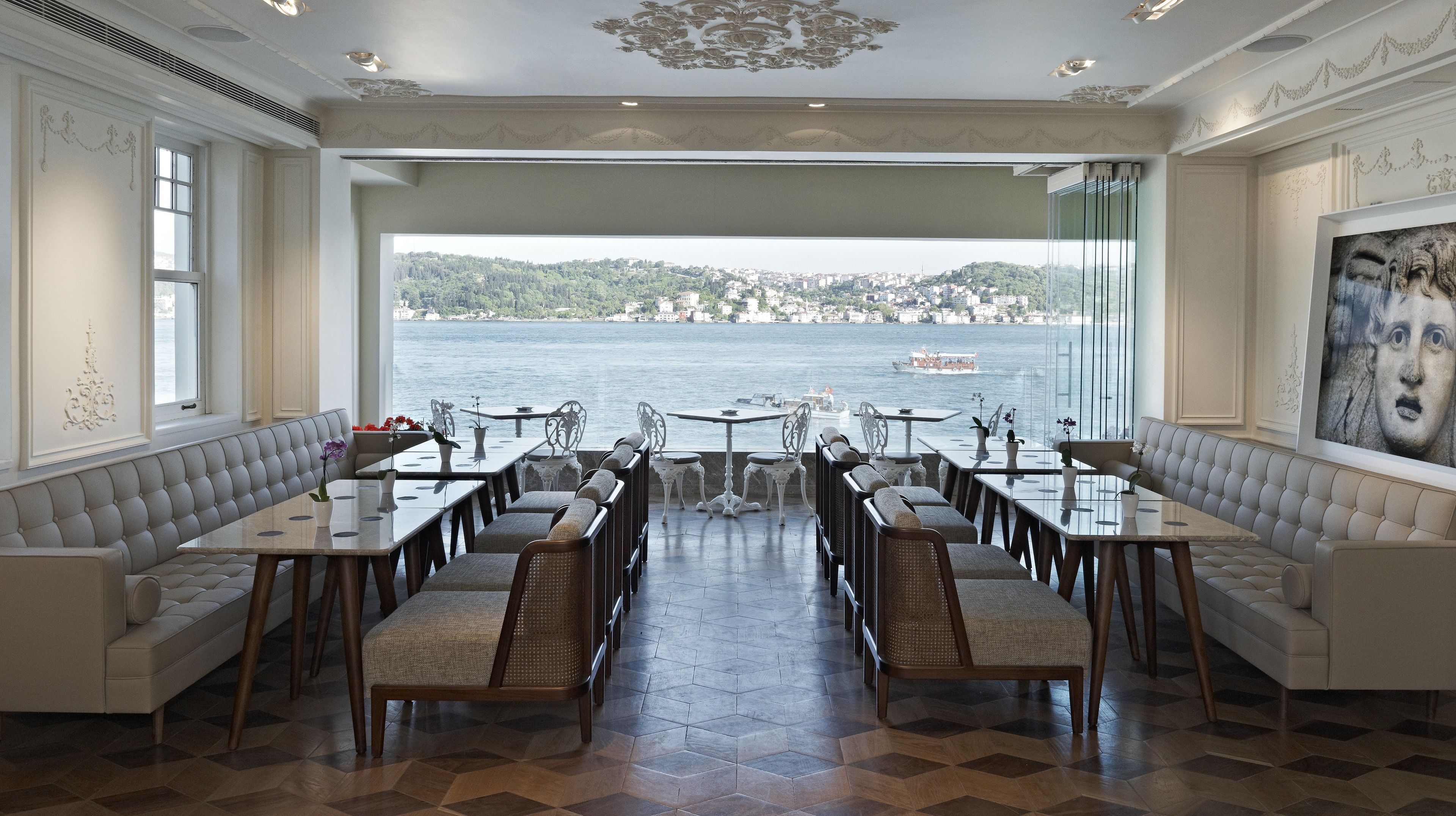 Breakfast, lunch, dinner served; international cuisine, sea views 