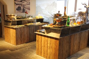 Un mostrador buffet de madera con diversos alimentos y condimentos.