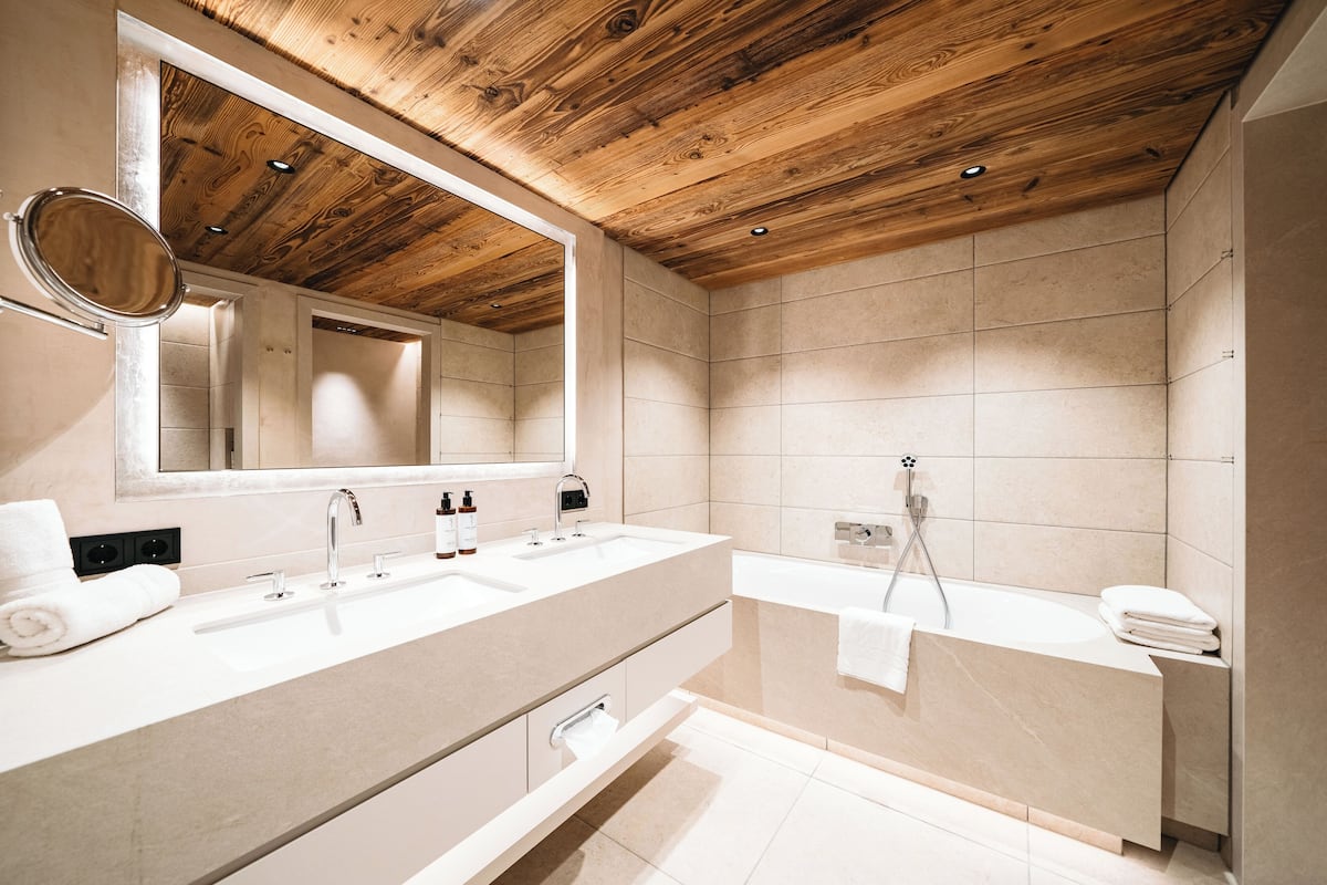 panoramic double room, mountain view | bathroom | designer toiletries, hair dryer, dressing gowns, slippers