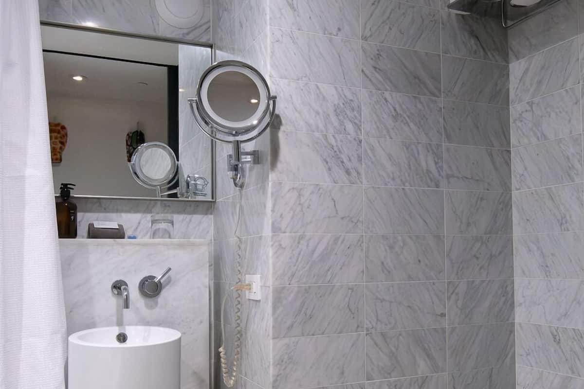 ห้องสตูดิโอสวีท | ห้องน้ำ | ฝักบัว, เรนชาวเวอร์, ผ้าเช็ดตัว