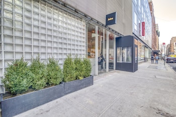 Hotel entrance at Hotel Alameda Highline